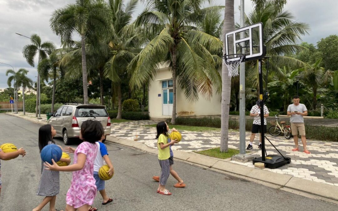 Cùng trụ bóng rổ di dộng, đối trọng thùng nhựa 801818 mang con về sân nhà !