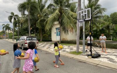 Cùng trụ bóng rổ di dộng, đối trọng thùng nhựa 801818 mang con về sân nhà !